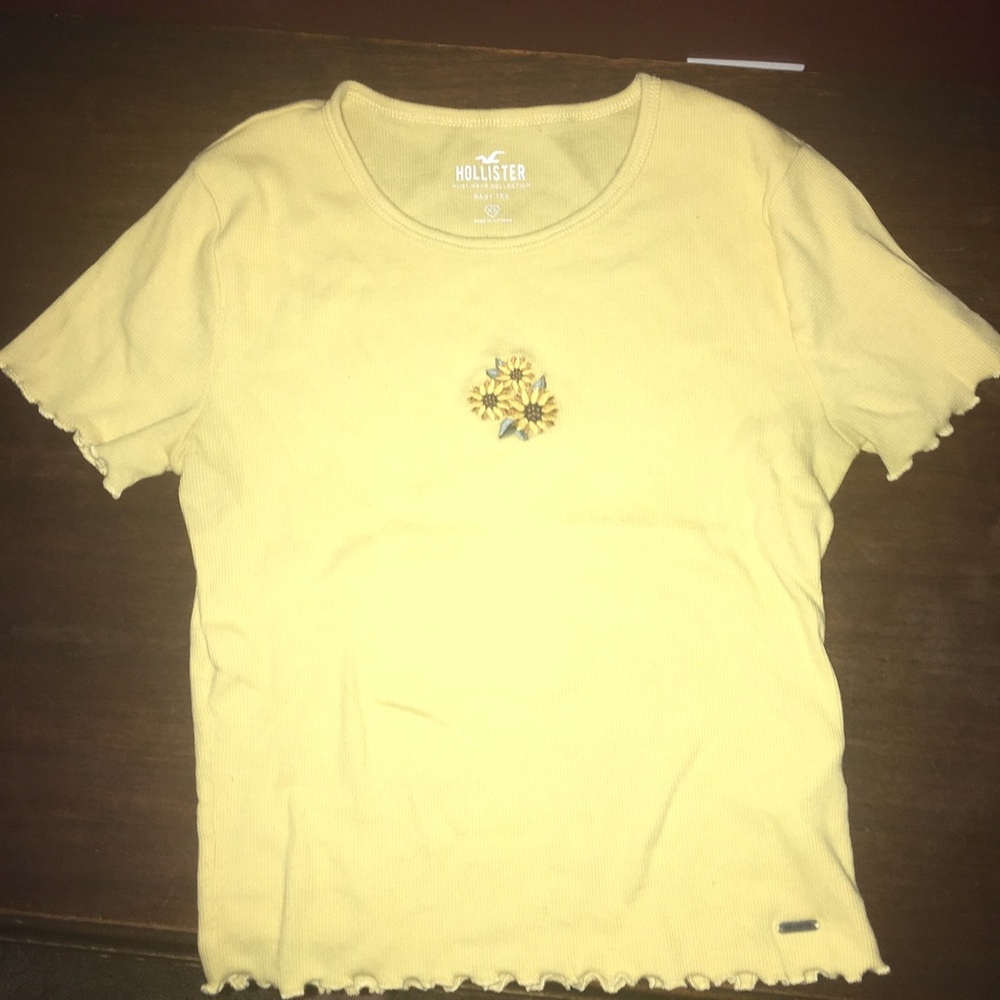 super cute hollister t shirt!